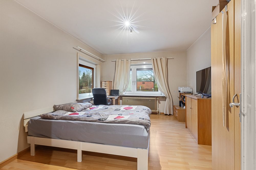 Immobilienangebot - Hamburg / Rahlstedt - Alle - Gepflegtes Zweifamilienhaus mit herrlichem Grundstück in ruhiger Wohnlage von Alt-Rahlstedt!