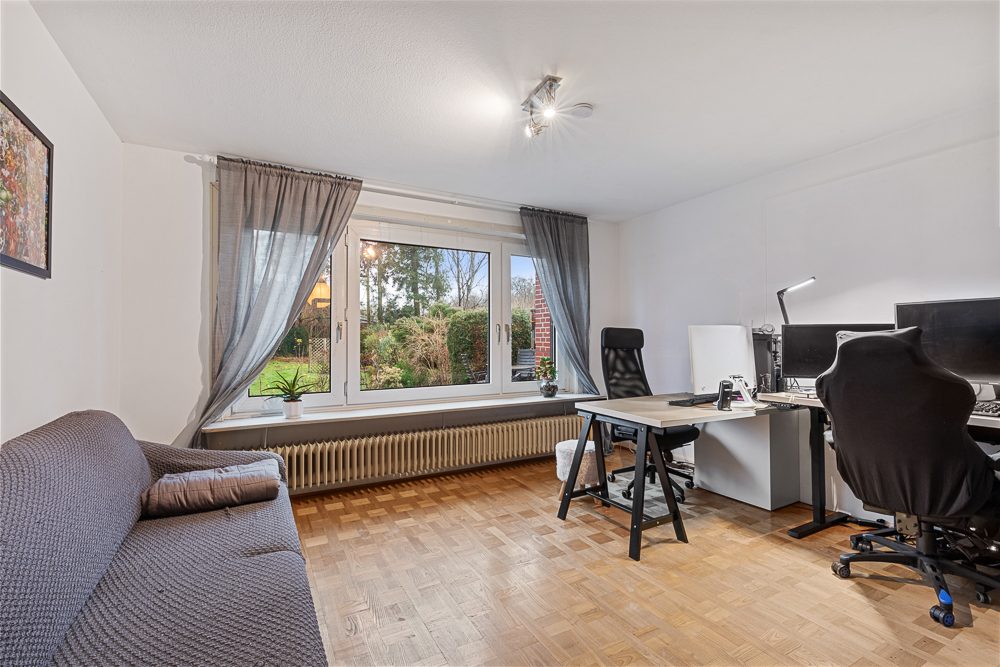 Immobilienangebot - Hamburg / Rahlstedt - Alle - Gepflegtes Zweifamilienhaus mit herrlichem Grundstück in ruhiger Wohnlage von Alt-Rahlstedt!