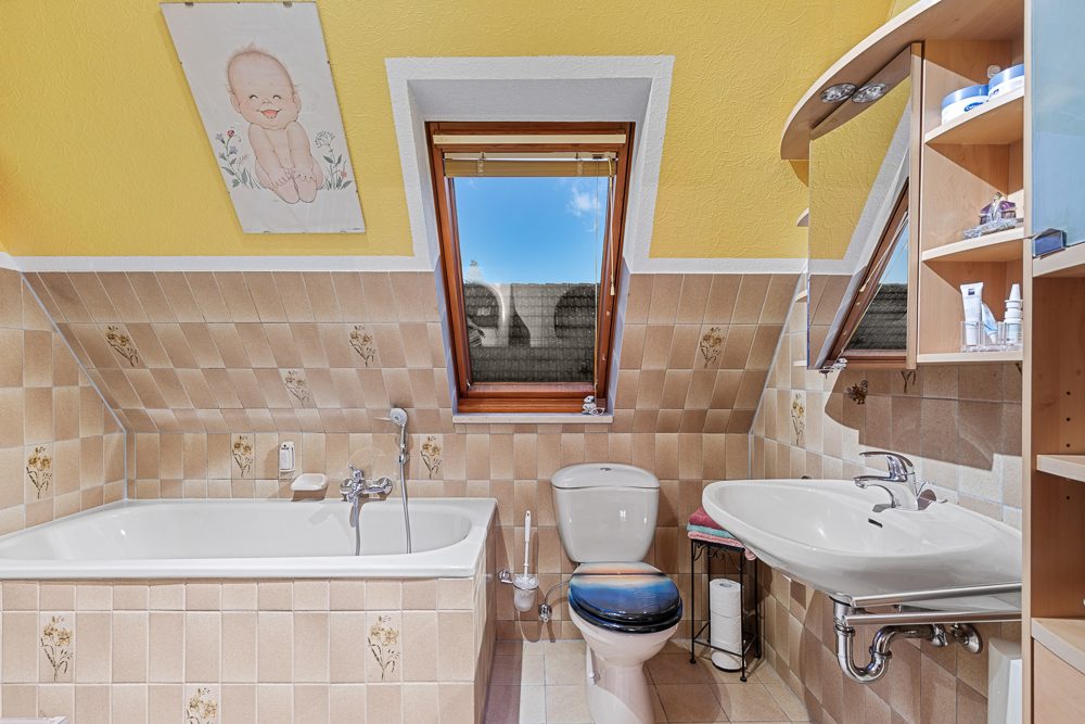 Immobilienangebot - Hamburg / Rahlstedt - Alle - Gepflegtes Zweifamilienhaus mit herrlichem Grundstück in ruhiger Wohnlage von Alt-Rahlstedt!
