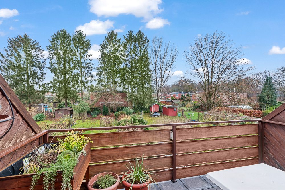 Immobilienangebot - Hamburg / Rahlstedt - Alle - Gepflegtes Zweifamilienhaus mit herrlichem Grundstück in ruhiger Wohnlage von Alt-Rahlstedt!