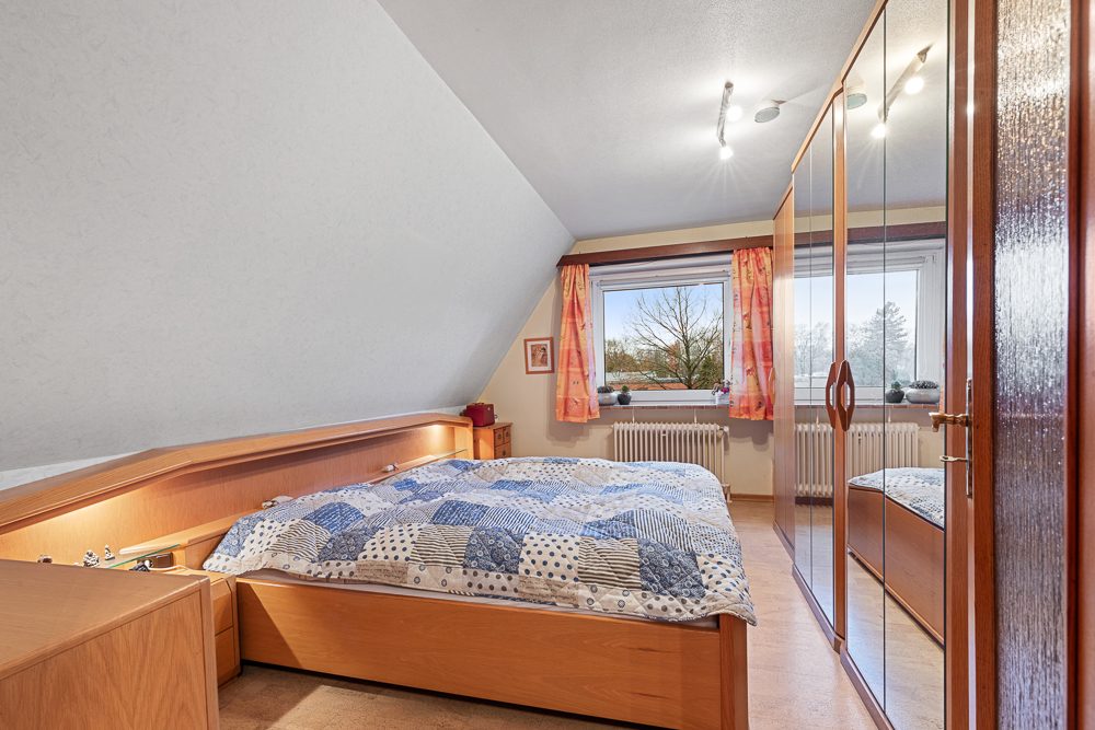 Immobilienangebot - Hamburg / Rahlstedt - Alle - Gepflegtes Zweifamilienhaus mit herrlichem Grundstück in ruhiger Wohnlage von Alt-Rahlstedt!