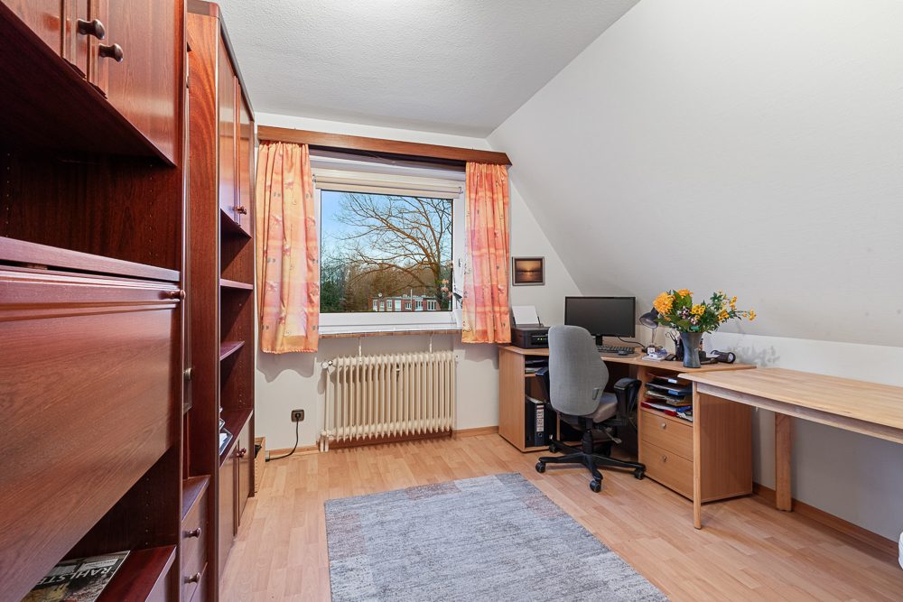 Immobilienangebot - Hamburg / Rahlstedt - Alle - Gepflegtes Zweifamilienhaus mit herrlichem Grundstück in ruhiger Wohnlage von Alt-Rahlstedt!