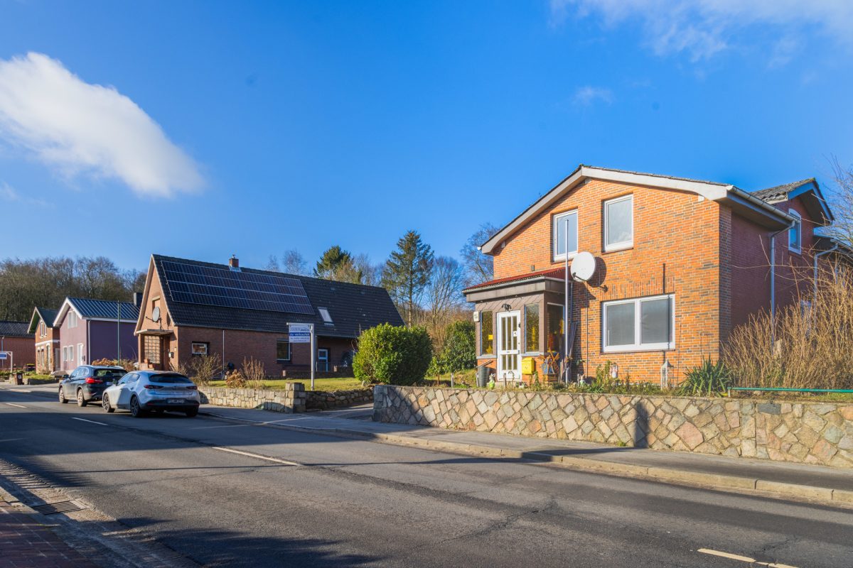 Immobilienangebot - Hanerau-Hademarschen - Alle - Individuelles Einfamilienhaus mit zusätzlichem Baugrundstück
in Hanerau-Hademarschen