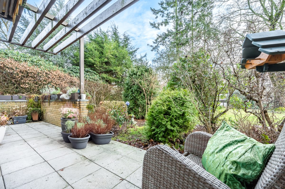 Immobilienangebot - Hamburg / Farmsen-Berne - Alle - Großzügige Hochparterre-Wohnung mit Terrasse und 2 Tiefgaragenstellplätze in ruhiger Lage von Farmsen-Berne