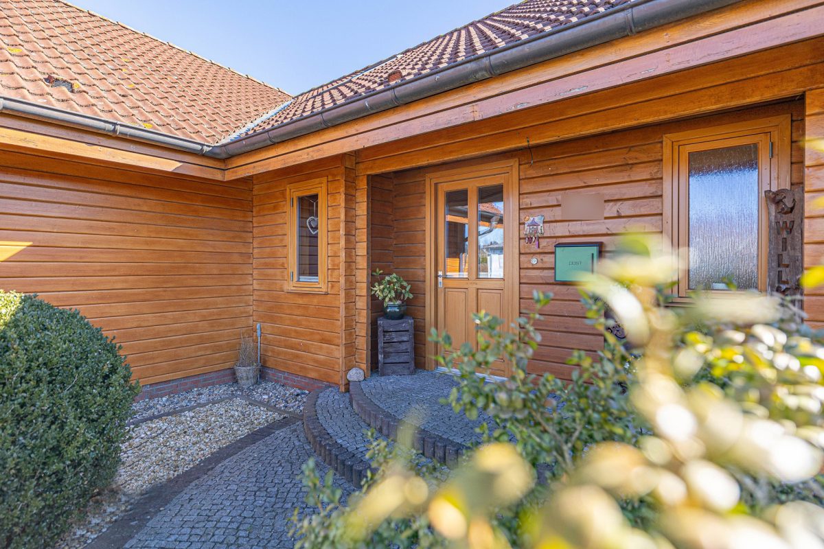 Immobilienangebot - Seefeld - Alle - Nur noch Warteliste: Begehrter Holzbungalow in ruhiger Dorflage - fünf Zimmer auf einer Ebene