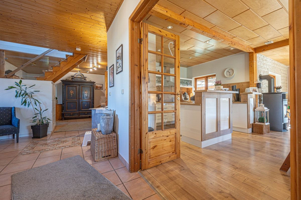 Immobilienangebot - Seefeld - Alle - Nur noch Warteliste: Begehrter Holzbungalow in ruhiger Dorflage - fünf Zimmer auf einer Ebene