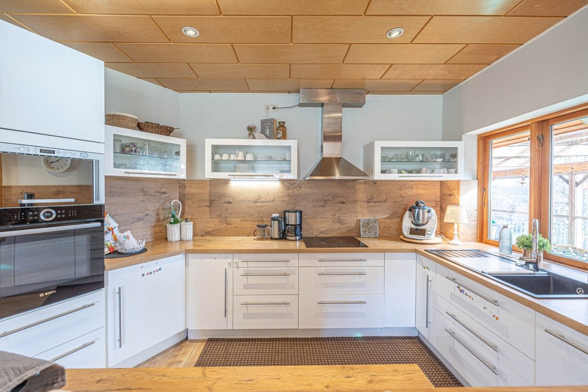 Immobilienangebot - Seefeld - Alle - Nur noch Warteliste: Begehrter Holzbungalow in ruhiger Dorflage - fünf Zimmer auf einer Ebene