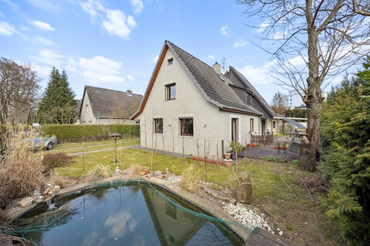 Immobilienangebot - Hamburg / Rahlstedt - Alle - Freistehendes Einfamilienhaus mit tollem Garten und eigenem Garagen- und Lagerhaus