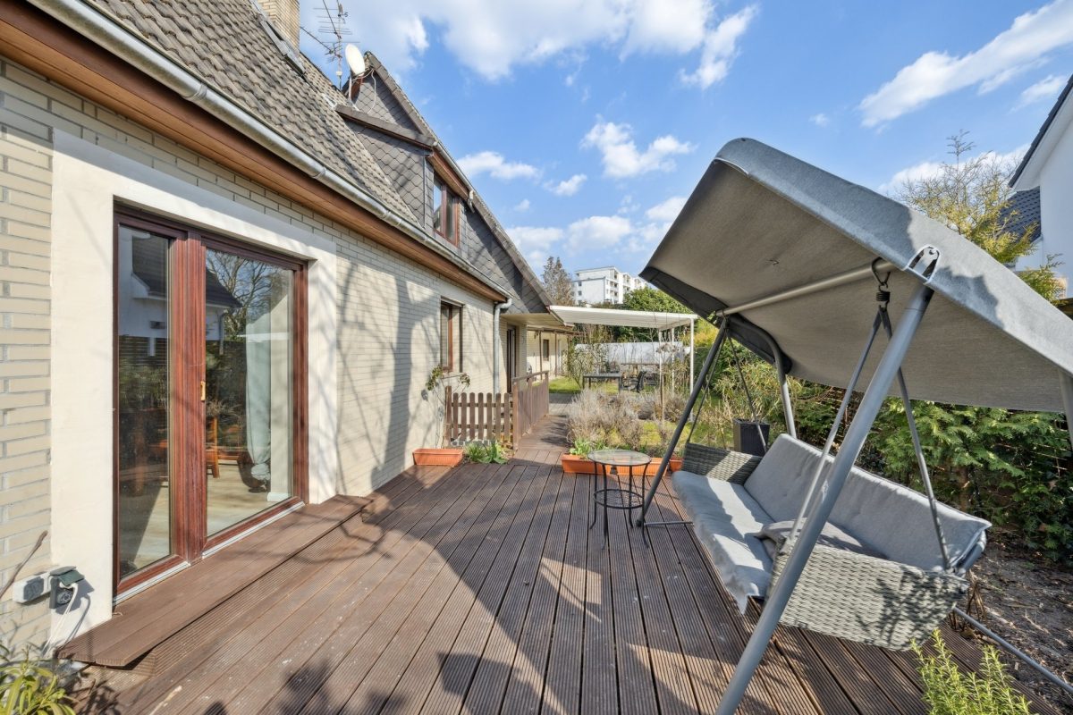 Immobilienangebot - Hamburg / Rahlstedt - Alle - Freistehendes Einfamilienhaus mit tollem Garten und eigenem Garagen- und Lagerhaus