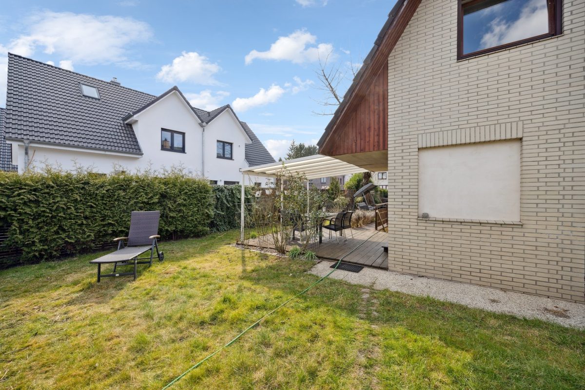 Immobilienangebot - Hamburg / Rahlstedt - Alle - Freistehendes Einfamilienhaus mit tollem Garten und eigenem Garagen- und Lagerhaus