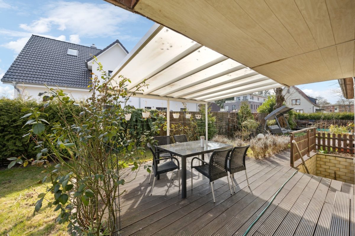 Immobilienangebot - Hamburg / Rahlstedt - Alle - Freistehendes Einfamilienhaus mit tollem Garten und eigenem Garagen- und Lagerhaus