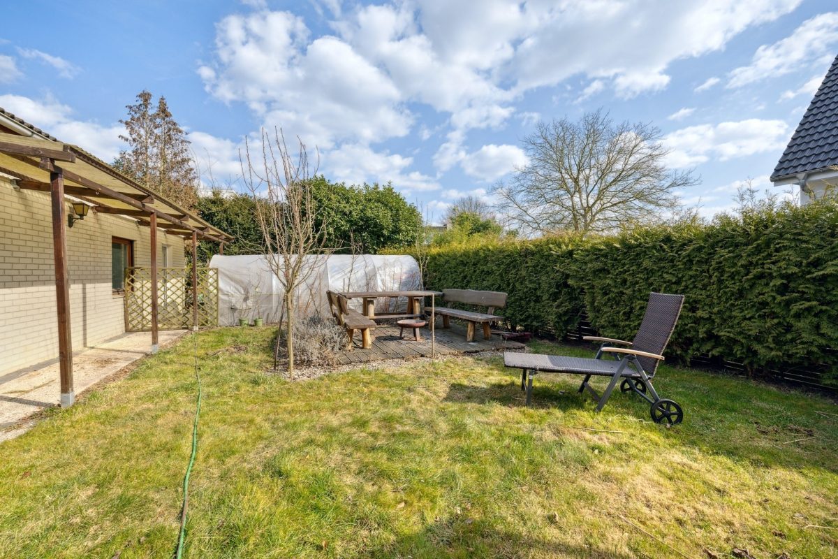 Immobilienangebot - Hamburg / Rahlstedt - Alle - Freistehendes Einfamilienhaus mit tollem Garten und eigenem Garagen- und Lagerhaus