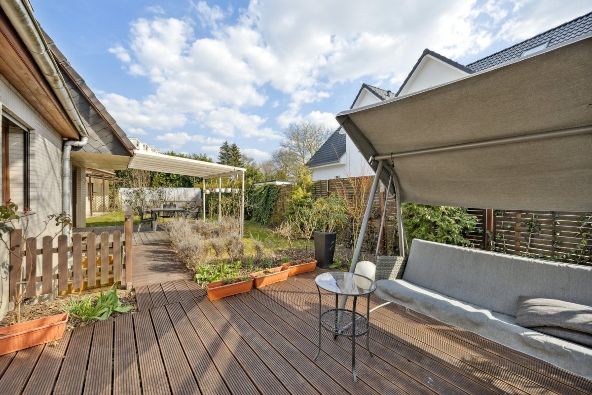 Immobilienangebot - Hamburg / Rahlstedt - Alle - Freistehendes Einfamilienhaus mit tollem Garten und eigenem Garagen- und Lagerhaus