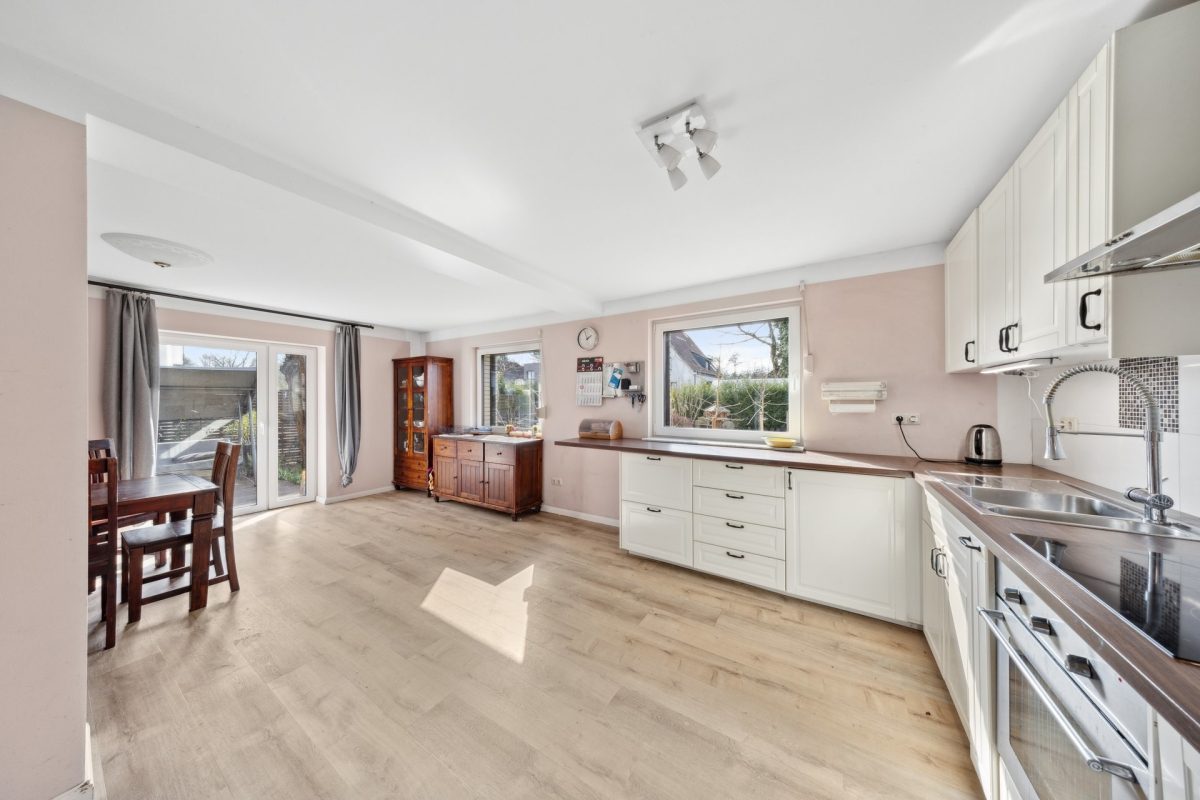 Immobilienangebot - Hamburg / Rahlstedt - Alle - Freistehendes Einfamilienhaus mit tollem Garten und eigenem Garagen- und Lagerhaus