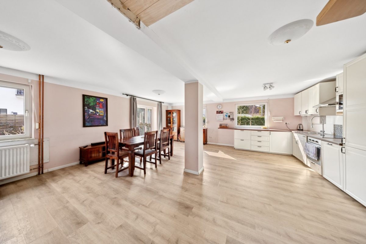 Immobilienangebot - Hamburg / Rahlstedt - Alle - Freistehendes Einfamilienhaus mit tollem Garten und eigenem Garagen- und Lagerhaus