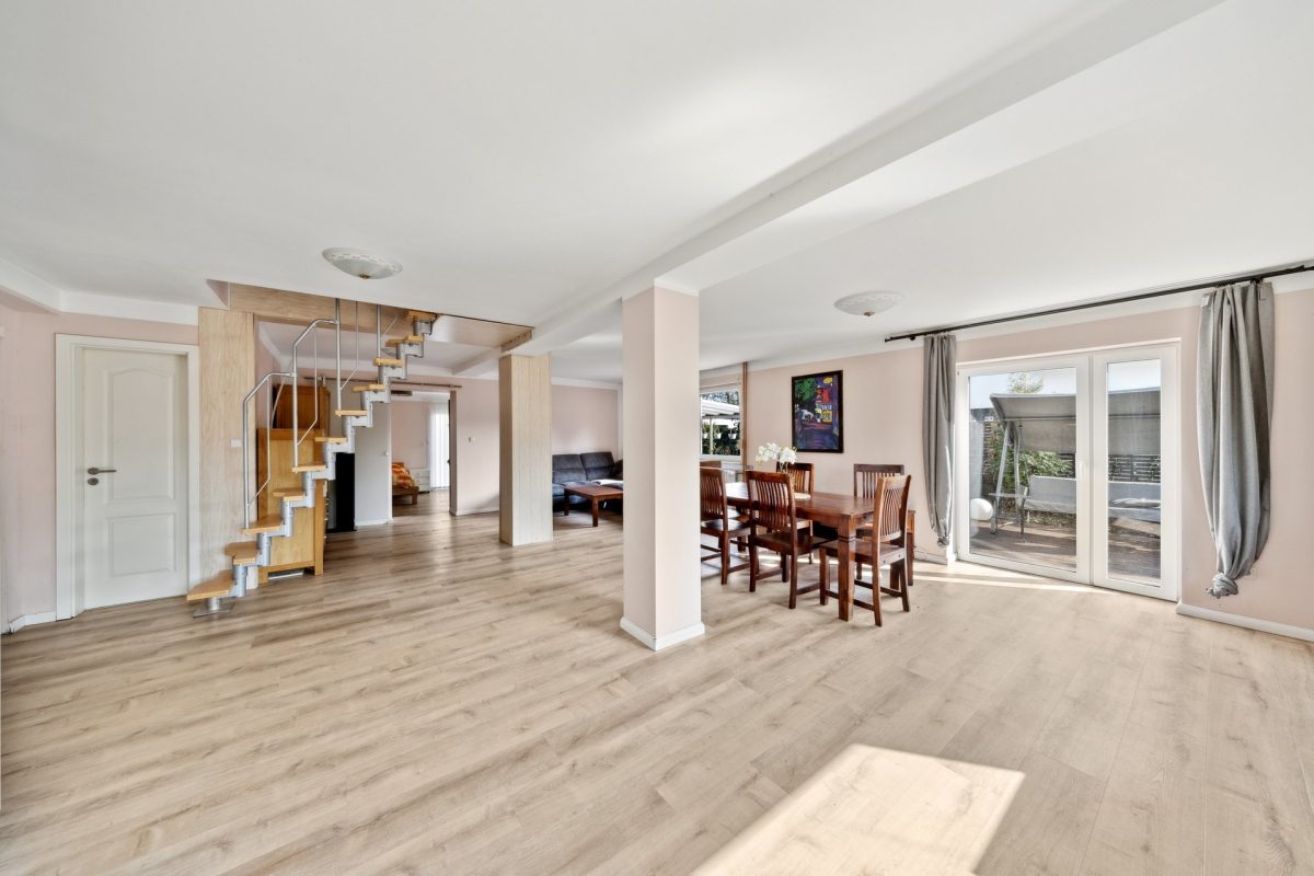 Immobilienangebot - Hamburg / Rahlstedt - Alle - Freistehendes Einfamilienhaus mit tollem Garten und eigenem Garagen- und Lagerhaus