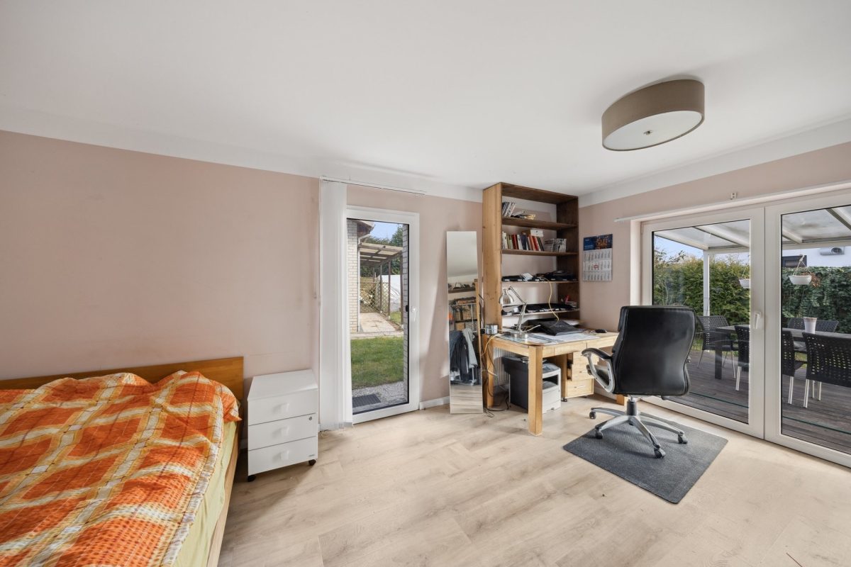 Immobilienangebot - Hamburg / Rahlstedt - Alle - Freistehendes Einfamilienhaus mit tollem Garten und eigenem Garagen- und Lagerhaus