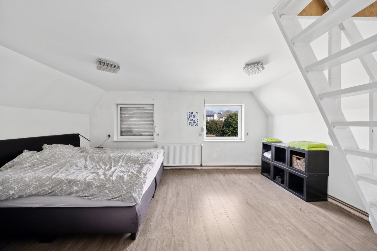 Immobilienangebot - Hamburg / Rahlstedt - Alle - Freistehendes Einfamilienhaus mit tollem Garten und eigenem Garagen- und Lagerhaus