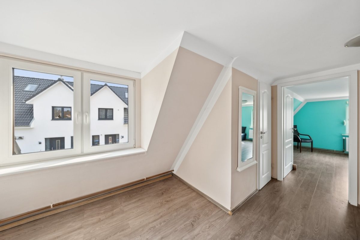 Immobilienangebot - Hamburg / Rahlstedt - Alle - Freistehendes Einfamilienhaus mit tollem Garten und eigenem Garagen- und Lagerhaus