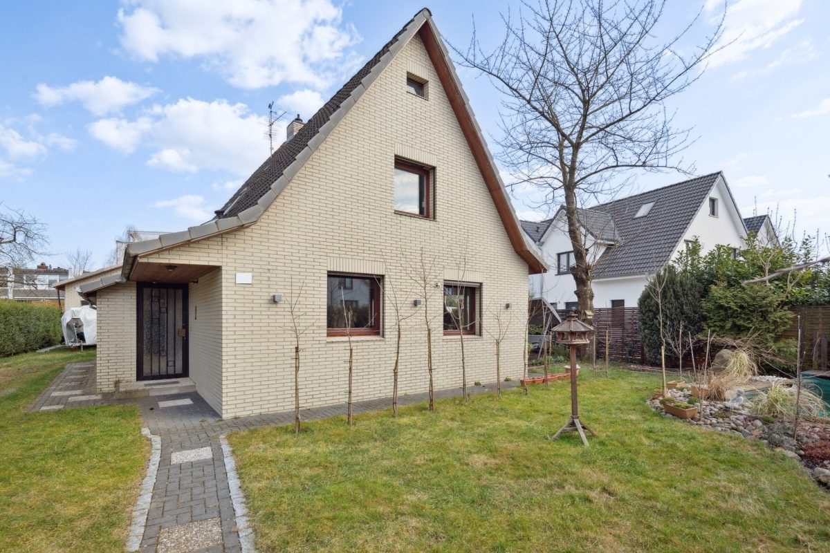 Immobilienangebot - Hamburg / Rahlstedt - Alle - Freistehendes Einfamilienhaus mit tollem Garten und eigenem Garagen- und Lagerhaus