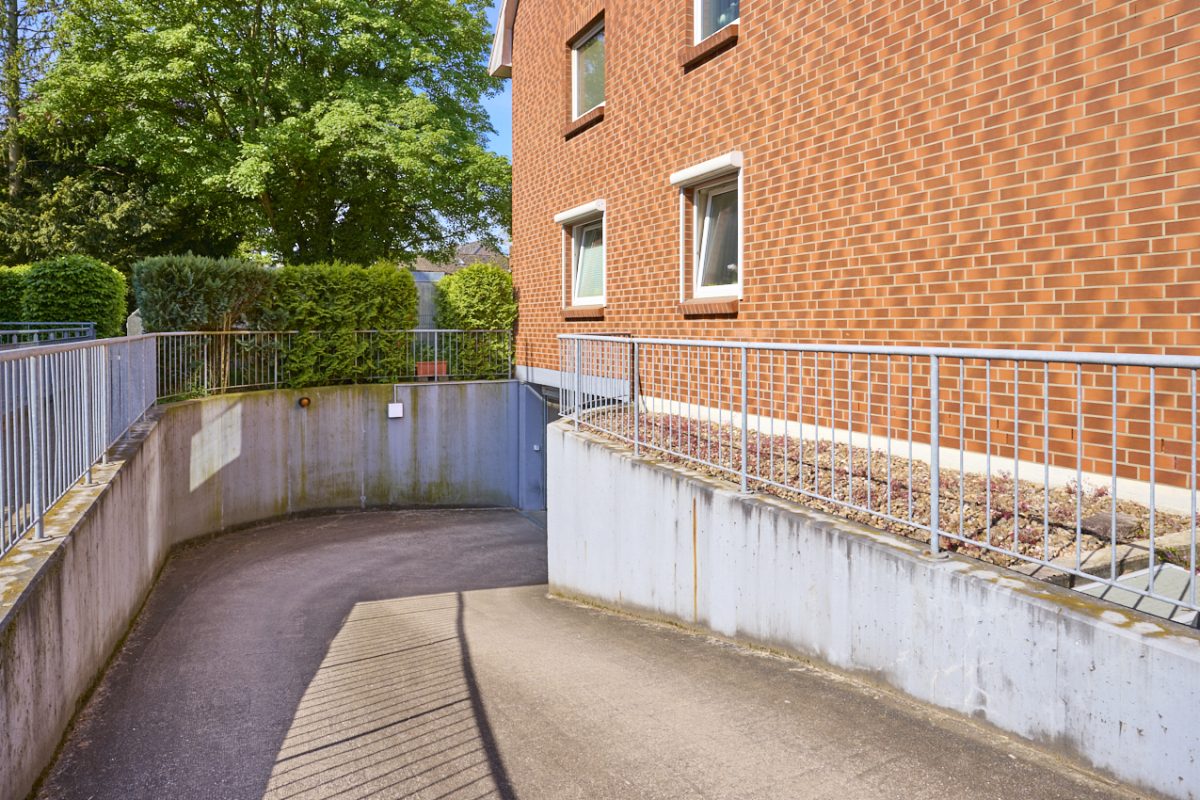 Immobilienangebot - Hamburg / Tonndorf - Alle - Top gepflegt! Wohnen auf zwei Ebenen mit ca. 137m² und 2 Tiefgaragenstellplätzen in ruhiger Lage von Tonndorf.