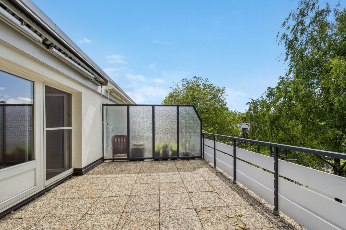 Immobilienangebot - Hamburg / Farmsen-Berne - Alle - Charmante Dachgeschosswohnung in ruhiger Lage mit großer Dachterrasse
