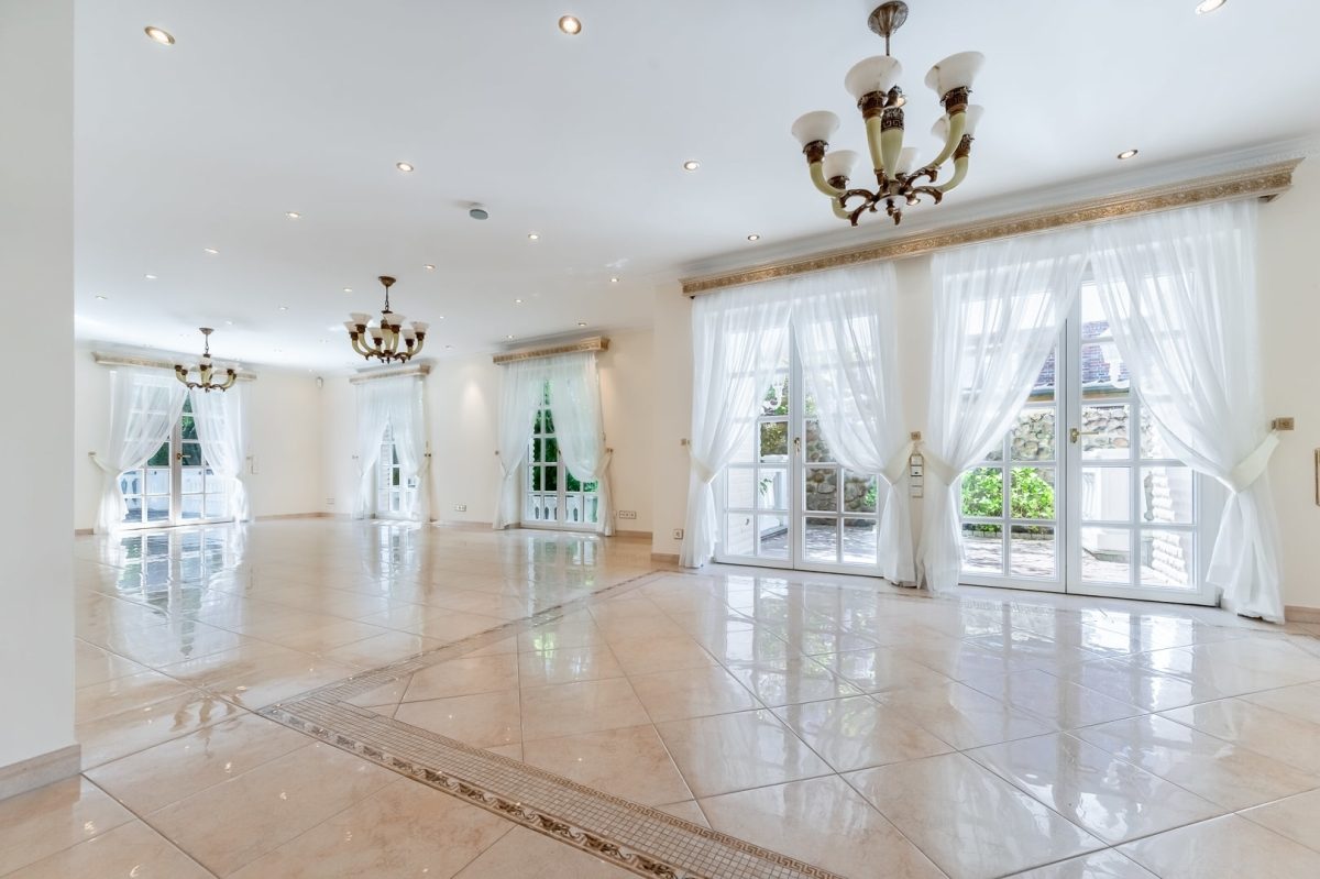 Immobilienangebot - Hamburg / Volksdorf - Alle - Repräsentative Villa mit exklusiver Ausstattung in bester Lage von Hamburg-Volksdorf!