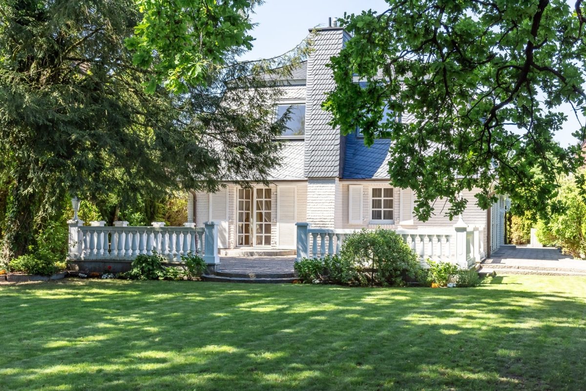 Immobilienangebot - Hamburg / Volksdorf - Alle - Repräsentative Villa mit exklusiver Ausstattung in bester Lage von Hamburg-Volksdorf!