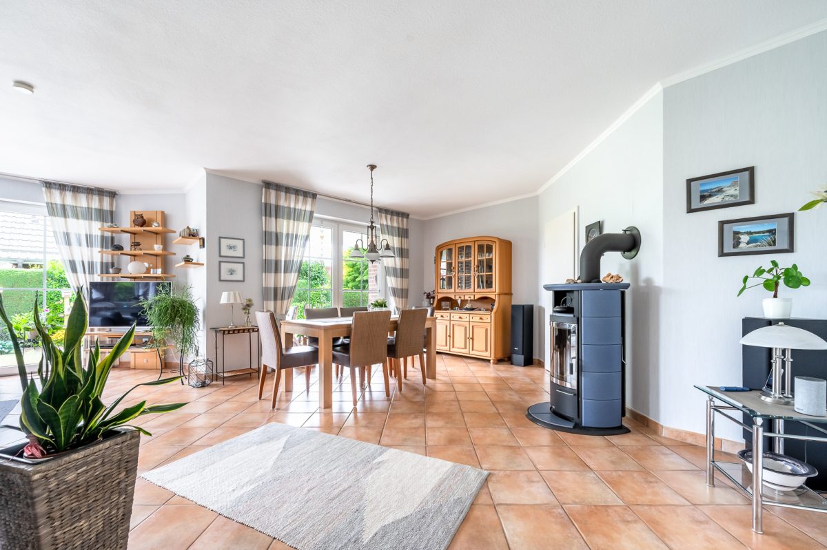Immobilienangebot - Sahms - Alle - Wohlfühloase am Sackgassenende: Niedrigenergiehaus mit wunderschönem Garten, Ausbauoption und Carport