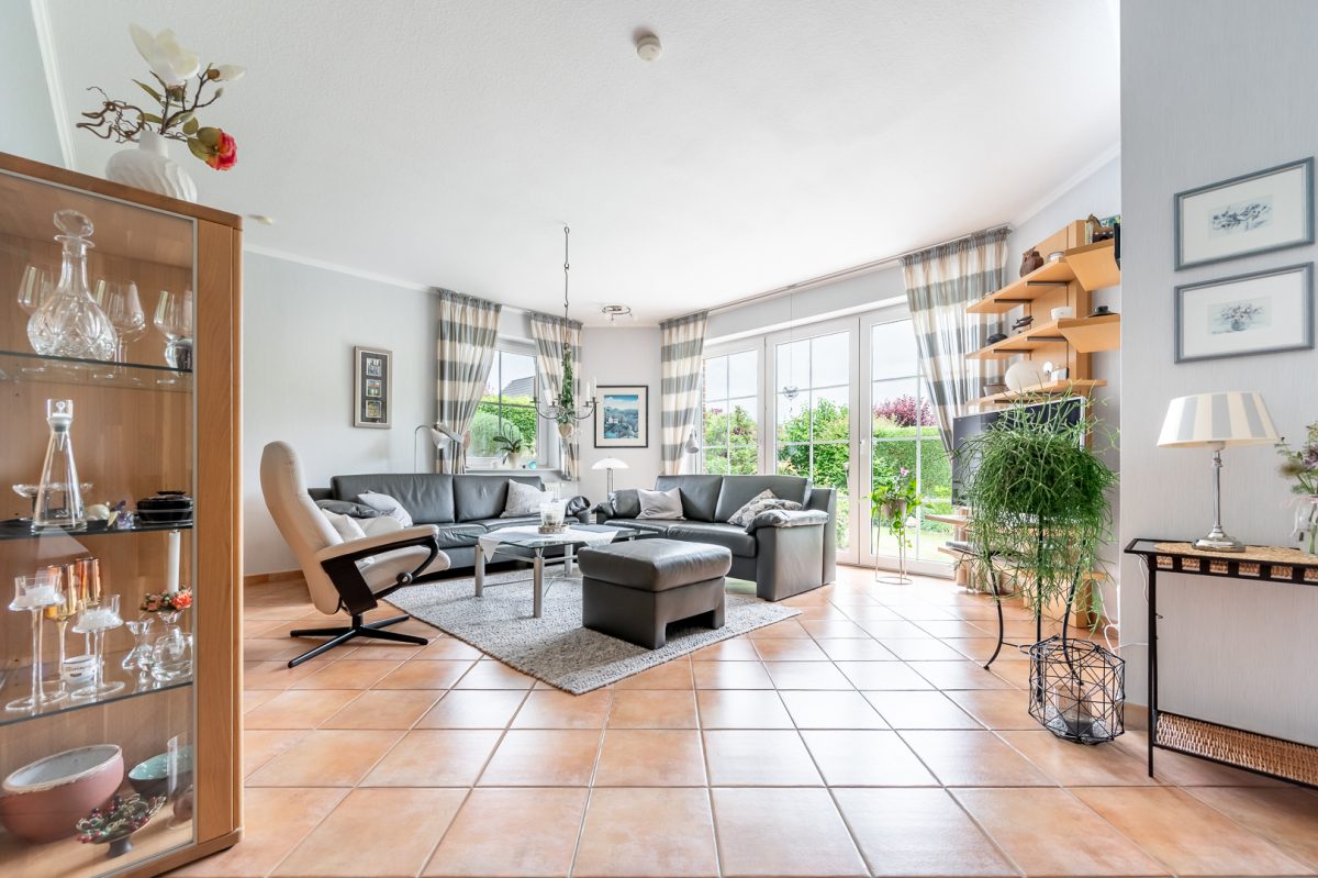 Immobilienangebot - Sahms - Alle - Wohlfühloase am Sackgassenende: Niedrigenergiehaus mit wunderschönem Garten, Ausbauoption und Carport