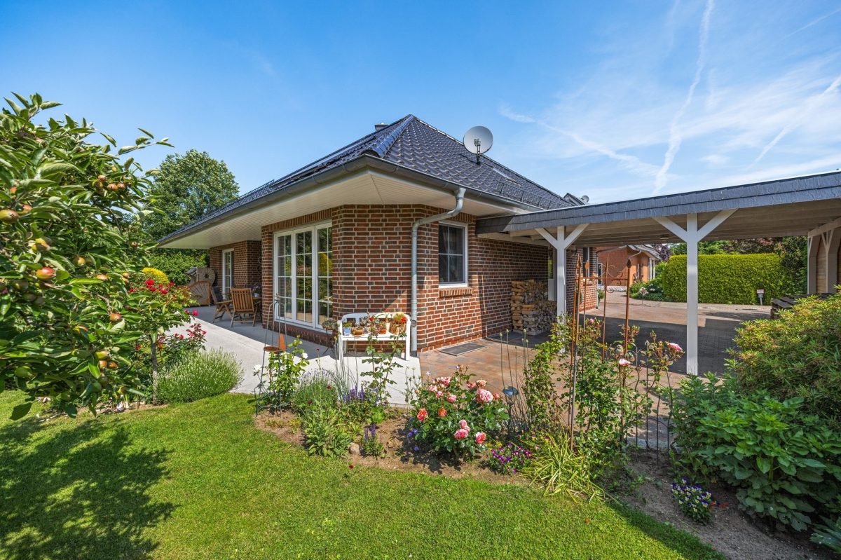 Immobilienangebot - Sahms - Alle - Wohlfühloase am Sackgassenende: Niedrigenergiehaus mit wunderschönem Garten, Ausbauoption und Carport