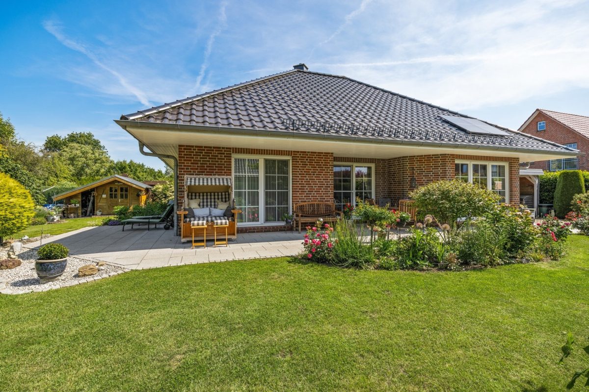 Immobilienangebot - Sahms - Alle - Wohlfühloase am Sackgassenende: Niedrigenergiehaus mit wunderschönem Garten, Ausbauoption und Carport