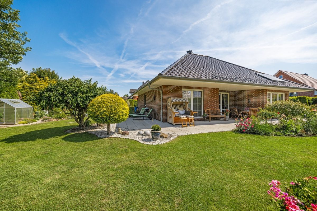Immobilienangebot - Sahms - Alle - Wohlfühloase am Sackgassenende: Niedrigenergiehaus mit wunderschönem Garten, Ausbauoption und Carport
