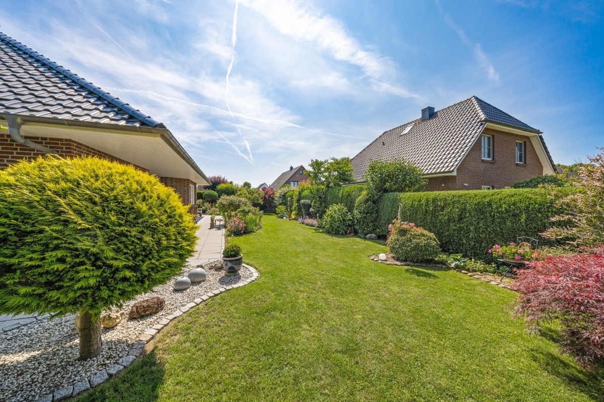 Immobilienangebot - Sahms - Alle - Wohlfühloase am Sackgassenende: Niedrigenergiehaus mit wunderschönem Garten, Ausbauoption und Carport