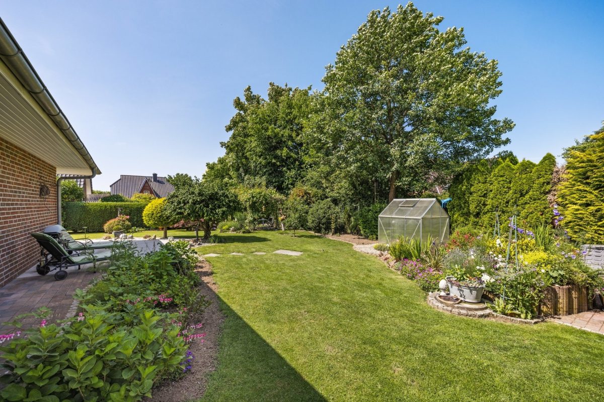 Immobilienangebot - Sahms - Alle - Wohlfühloase am Sackgassenende: Niedrigenergiehaus mit wunderschönem Garten, Ausbauoption und Carport