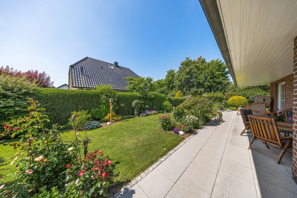 Immobilienangebot - Sahms - Alle - Wohlfühloase am Sackgassenende: Niedrigenergiehaus mit wunderschönem Garten, Ausbauoption und Carport