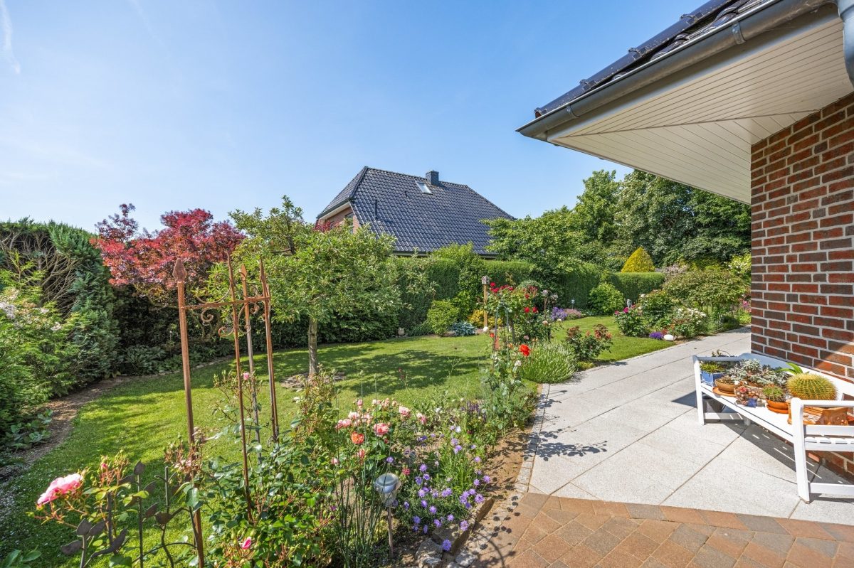 Immobilienangebot - Sahms - Alle - Wohlfühloase am Sackgassenende: Niedrigenergiehaus mit wunderschönem Garten, Ausbauoption und Carport