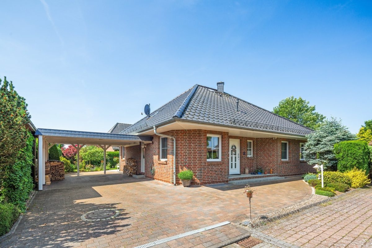 Immobilienangebot - Sahms - Alle - Wohlfühloase am Sackgassenende: Niedrigenergiehaus mit wunderschönem Garten, Ausbauoption und Carport