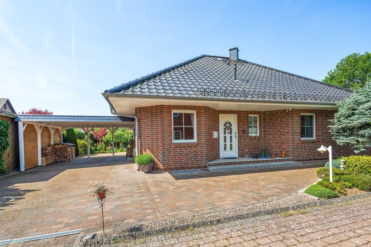 Immobilienangebot - Sahms - Alle - Wohlfühloase am Sackgassenende: Niedrigenergiehaus mit wunderschönem Garten, Ausbauoption und Carport