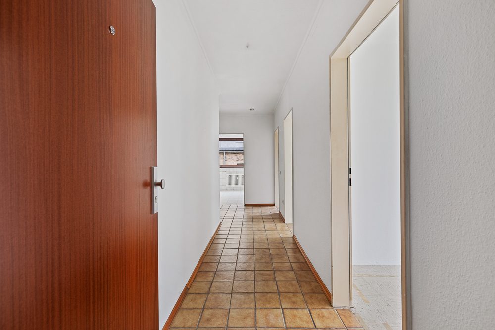 Immobilienangebot - Hamburg / Meiendorf - Alle - Großzügige 4-Zimmer-Wohnung mit Balkon, Keller und 2 Tiefgaragenstellplätzen in ruhiger Sackgassenlage