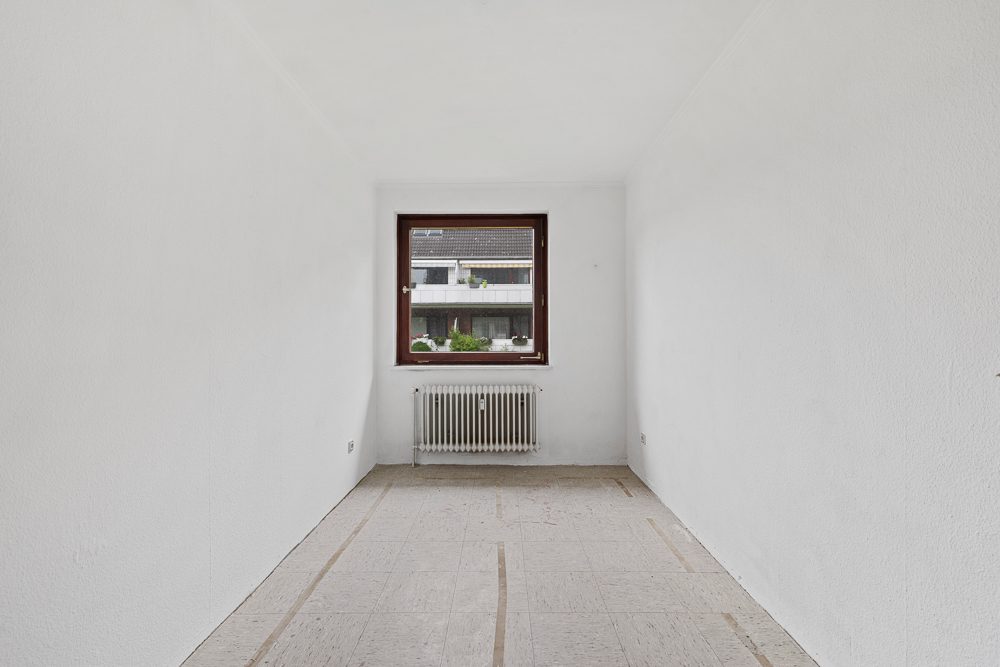 Immobilienangebot - Hamburg / Meiendorf - Alle - Großzügige 4-Zimmer-Wohnung mit Balkon, Keller und 2 Tiefgaragenstellplätzen in ruhiger Sackgassenlage