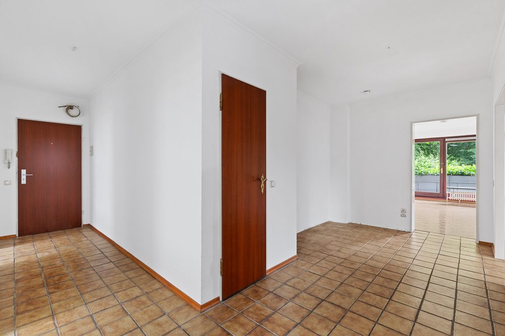 Immobilienangebot - Hamburg / Meiendorf - Alle - Großzügige 4-Zimmer-Wohnung mit Balkon, Keller und 2 Tiefgaragenstellplätzen in ruhiger Sackgassenlage