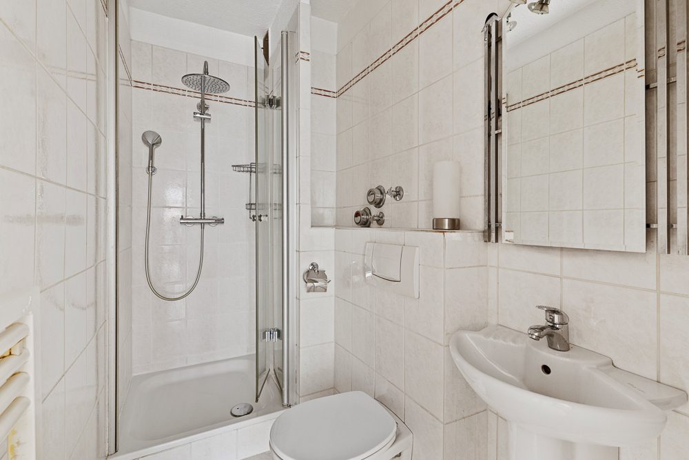 Immobilienangebot - Hamburg / Meiendorf - Alle - Großzügige 4-Zimmer-Wohnung mit Balkon, Keller und 2 Tiefgaragenstellplätzen in ruhiger Sackgassenlage