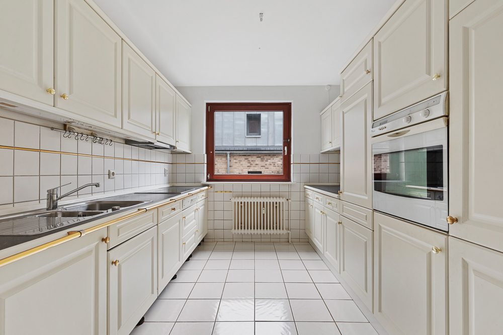 Immobilienangebot - Hamburg / Meiendorf - Alle - Großzügige 4-Zimmer-Wohnung mit Balkon, Keller und 2 Tiefgaragenstellplätzen in ruhiger Sackgassenlage