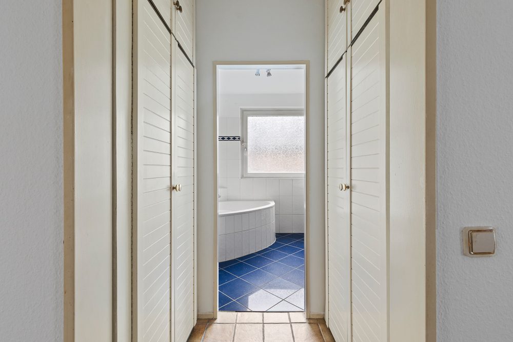 Immobilienangebot - Hamburg / Meiendorf - Alle - Großzügige 4-Zimmer-Wohnung mit Balkon, Keller und 2 Tiefgaragenstellplätzen in ruhiger Sackgassenlage