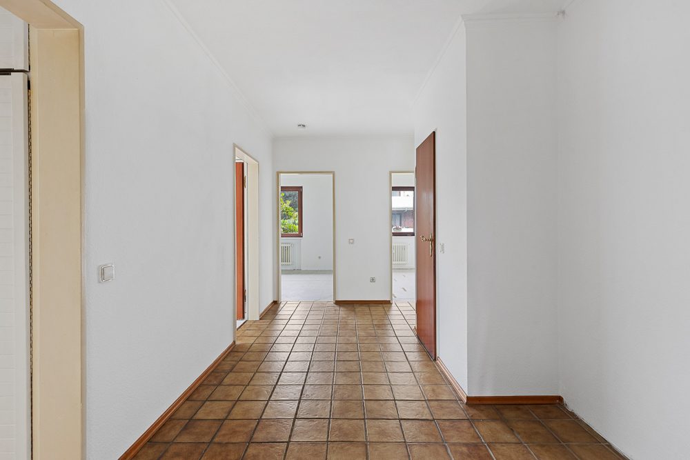 Immobilienangebot - Hamburg / Meiendorf - Alle - Großzügige 4-Zimmer-Wohnung mit Balkon, Keller und 2 Tiefgaragenstellplätzen in ruhiger Sackgassenlage
