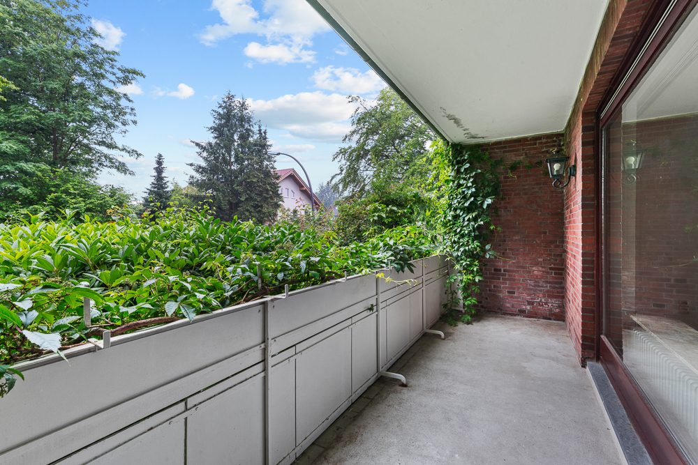 Immobilienangebot - Hamburg / Meiendorf - Alle - Großzügige 4-Zimmer-Wohnung mit Balkon, Keller und 2 Tiefgaragenstellplätzen in ruhiger Sackgassenlage