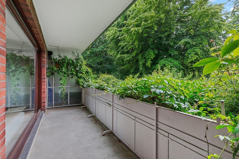 Immobilienangebot - Hamburg / Meiendorf - Alle - Großzügige 4-Zimmer-Wohnung mit Balkon, Keller und 2 Tiefgaragenstellplätzen in ruhiger Sackgassenlage