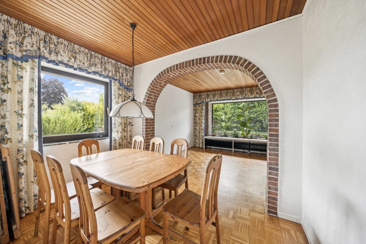 Immobilienangebot - Hamburg / Meiendorf - Alle - Haus mit 3 Wohneinheiten in ruhiger rückwärtiger Lage mit großem Garten