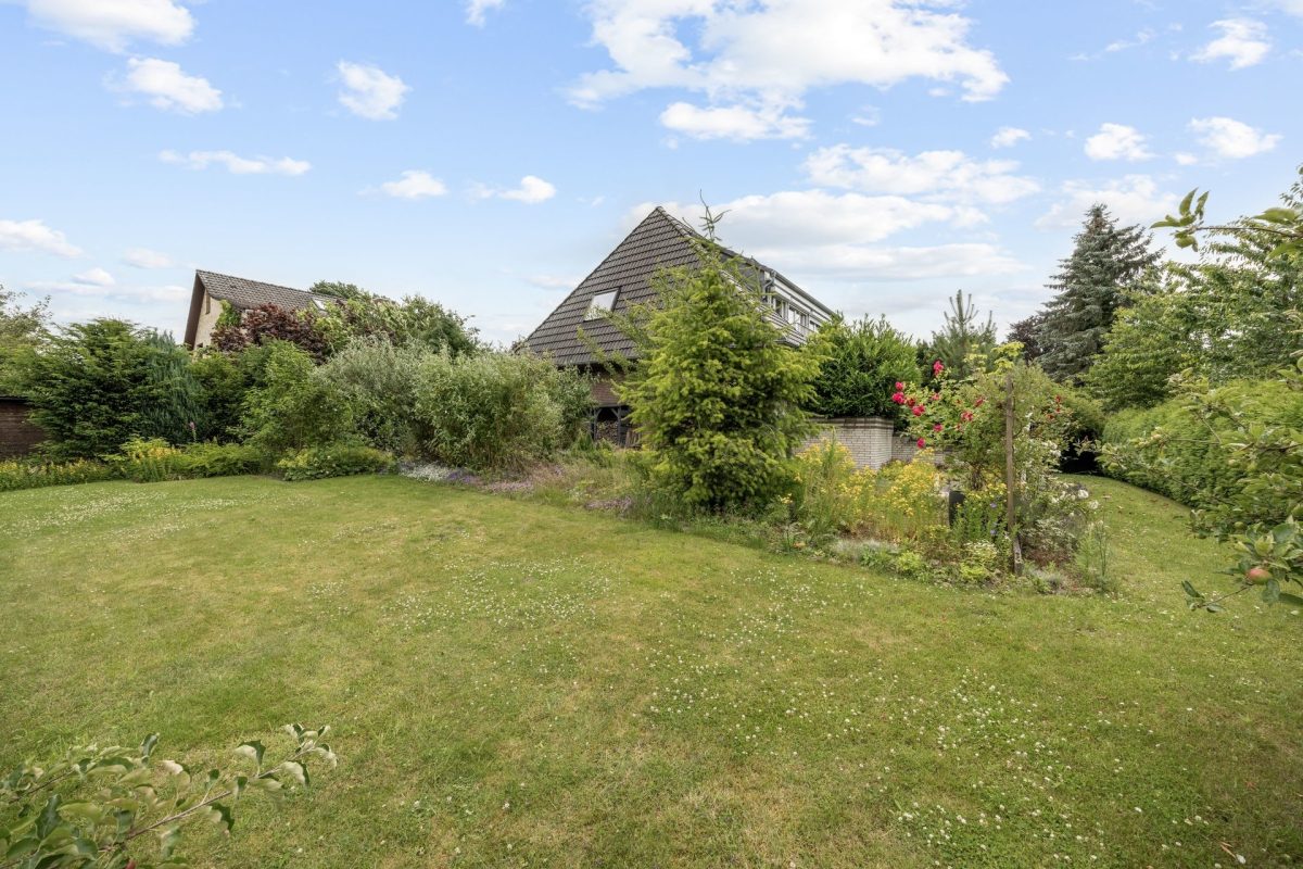 Immobilienangebot - Hamburg / Meiendorf - Alle - Haus mit 3 Wohneinheiten in ruhiger rückwärtiger Lage mit großem Garten
